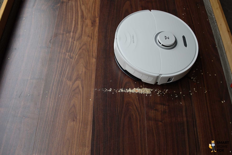 Roborock S8 Pro Ultra убирает овсянку в тесте на мощность всасывания на ламинате.